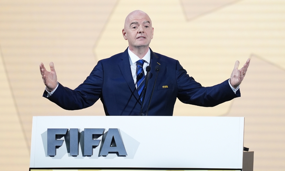 队出征, 娅菲包揽女 队出征, 娅菲包揽女