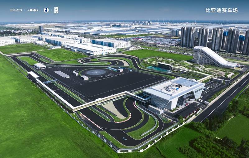 场的越野区, 场同步开业 场的越野区, 场同步开业