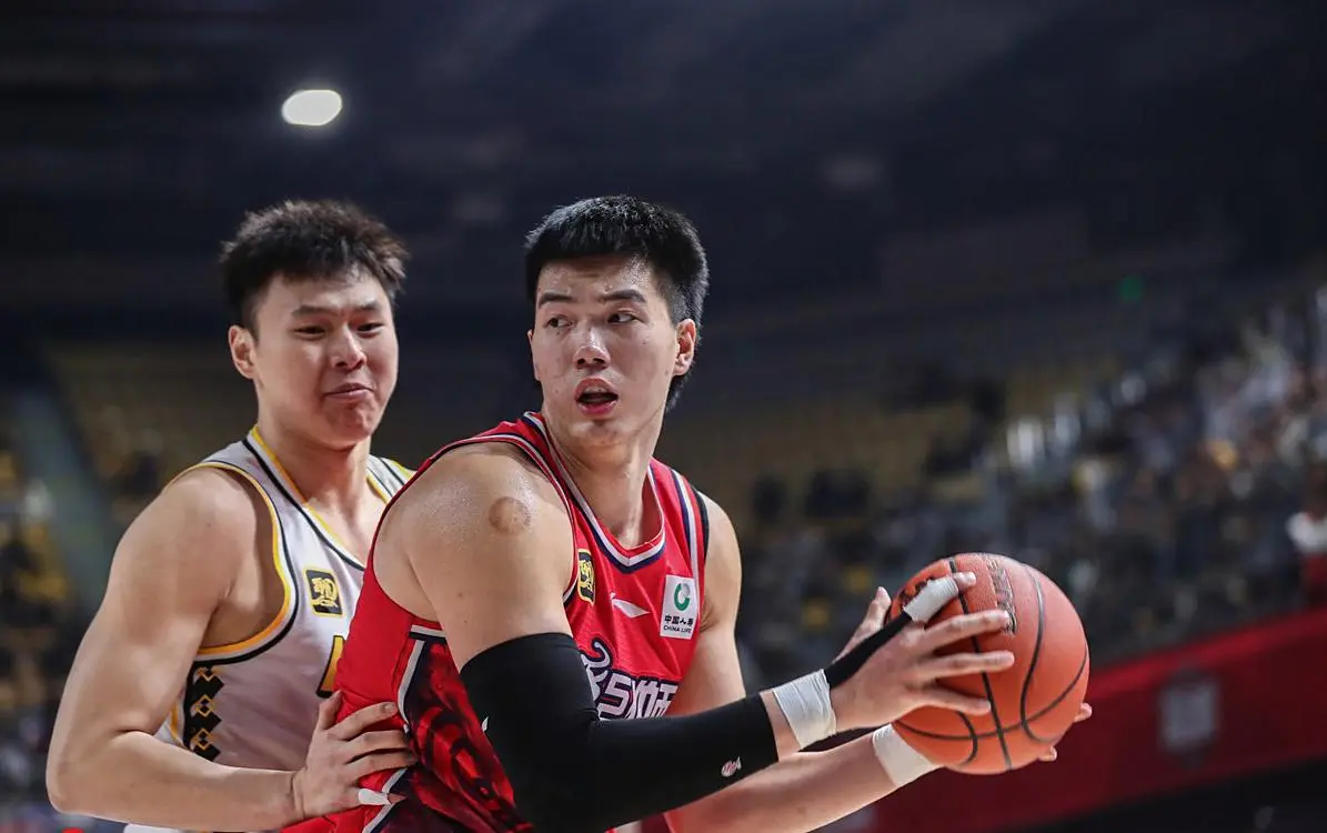 闹得沸沸扬 闹得沸沸扬